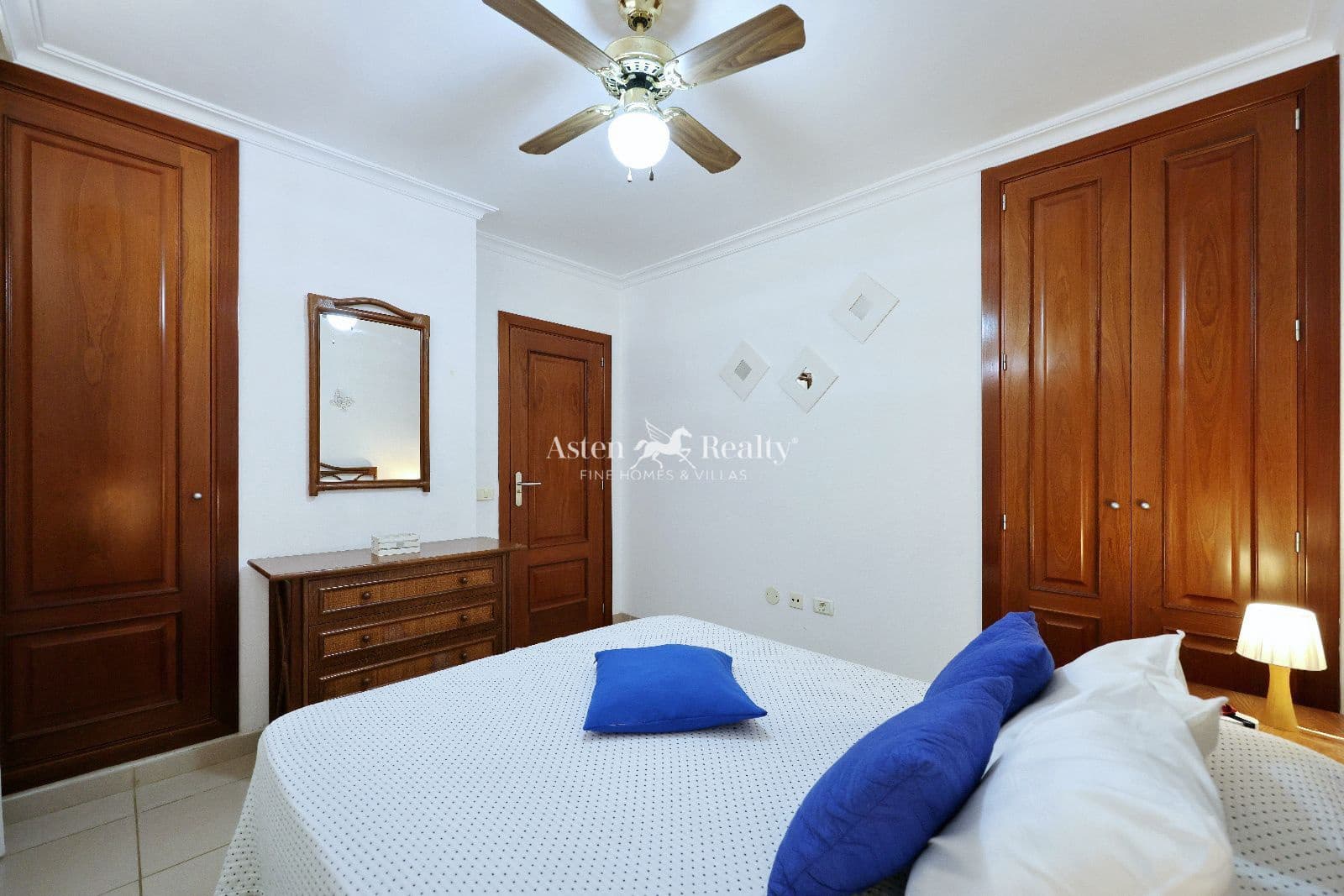 1 slaapkamer Flat te koop in Los Cristianos met zwembad garage - € 285.000 (Ref: 9426235)