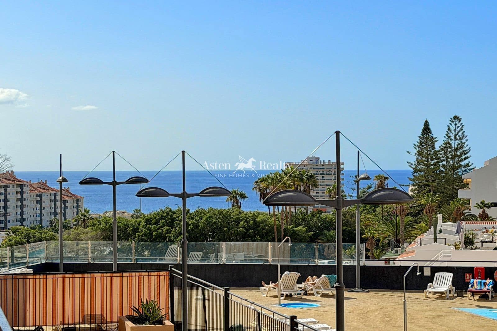 1 slaapkamer Flat te koop in Los Cristianos met zwembad garage - € 285.000 (Ref: 9426235)