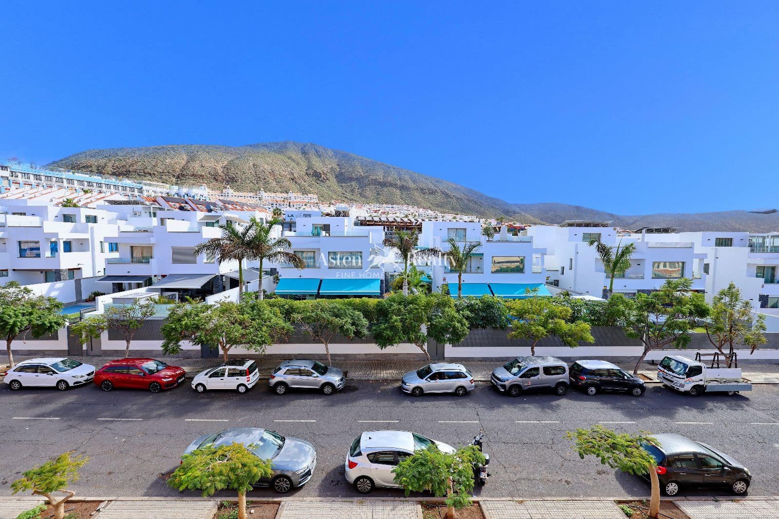 1 slaapkamer Flat te koop in Los Cristianos met zwembad garage - € 285.000 (Ref: 9426235)