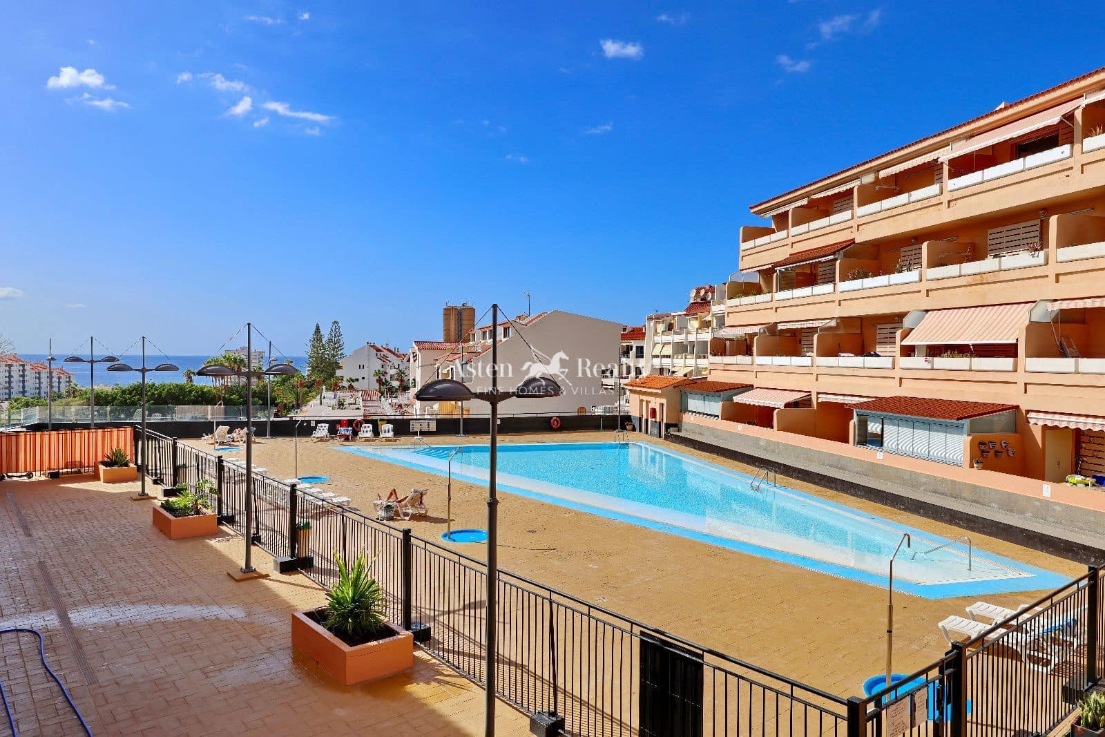 1 slaapkamer Flat te koop in Los Cristianos met zwembad garage - € 285.000 (Ref: 9426235)