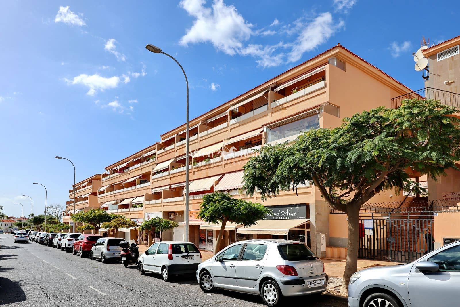 1 slaapkamer Flat te koop in Los Cristianos met zwembad garage - € 285.000 (Ref: 9426235)