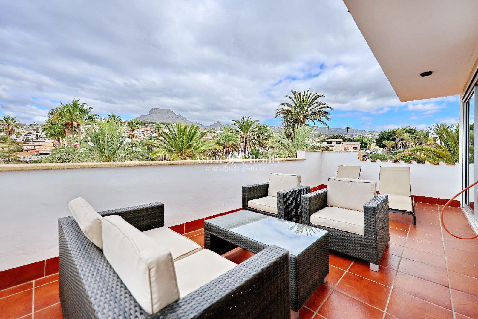 27 bedroom Restaurant/Bar for sale in Chayofa with garage - € 3,500,000 (Ref: 9432743)