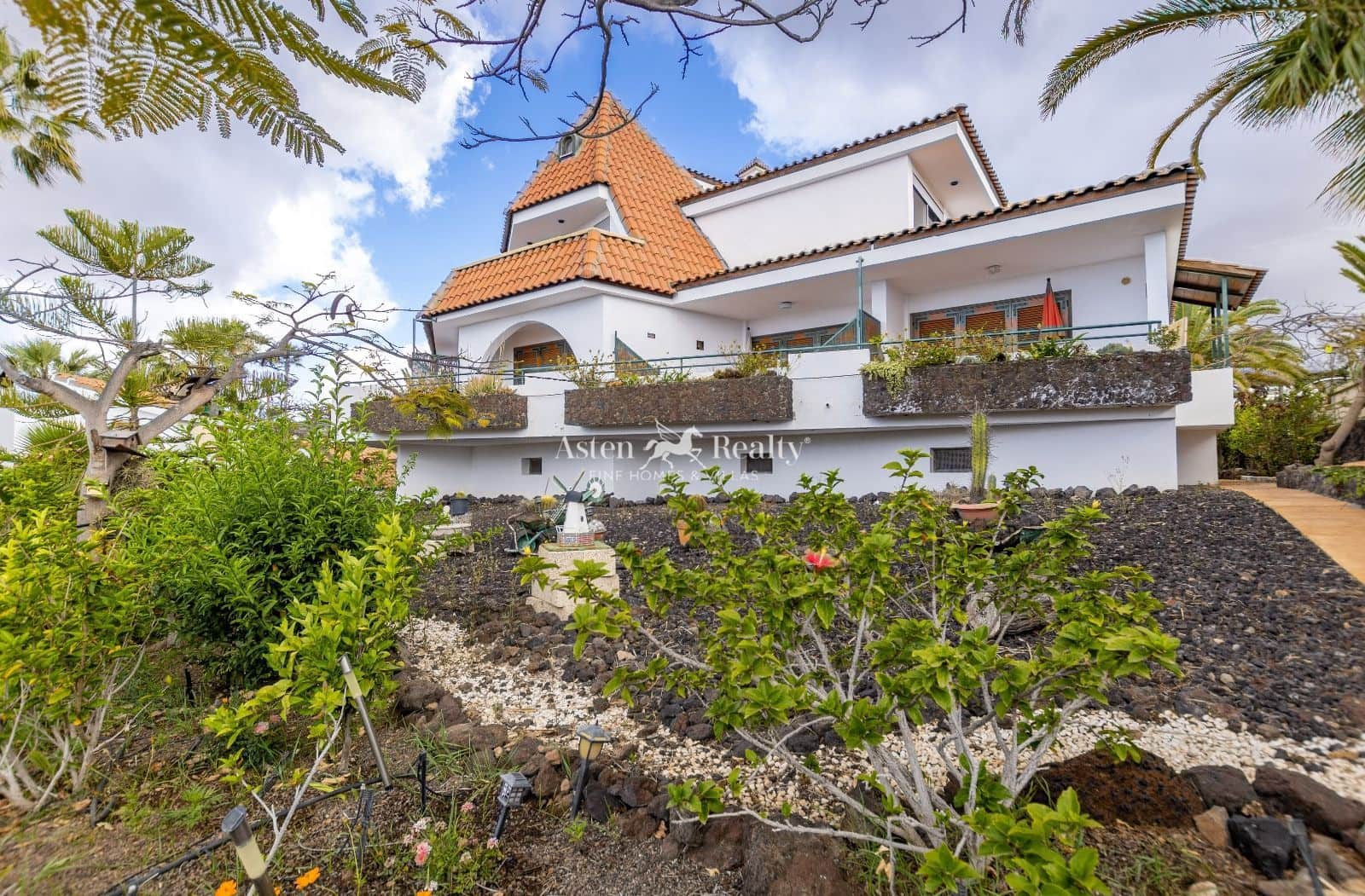 27 bedroom Restaurant/Bar for sale in Chayofa with garage - € 3,500,000 (Ref: 9432743)