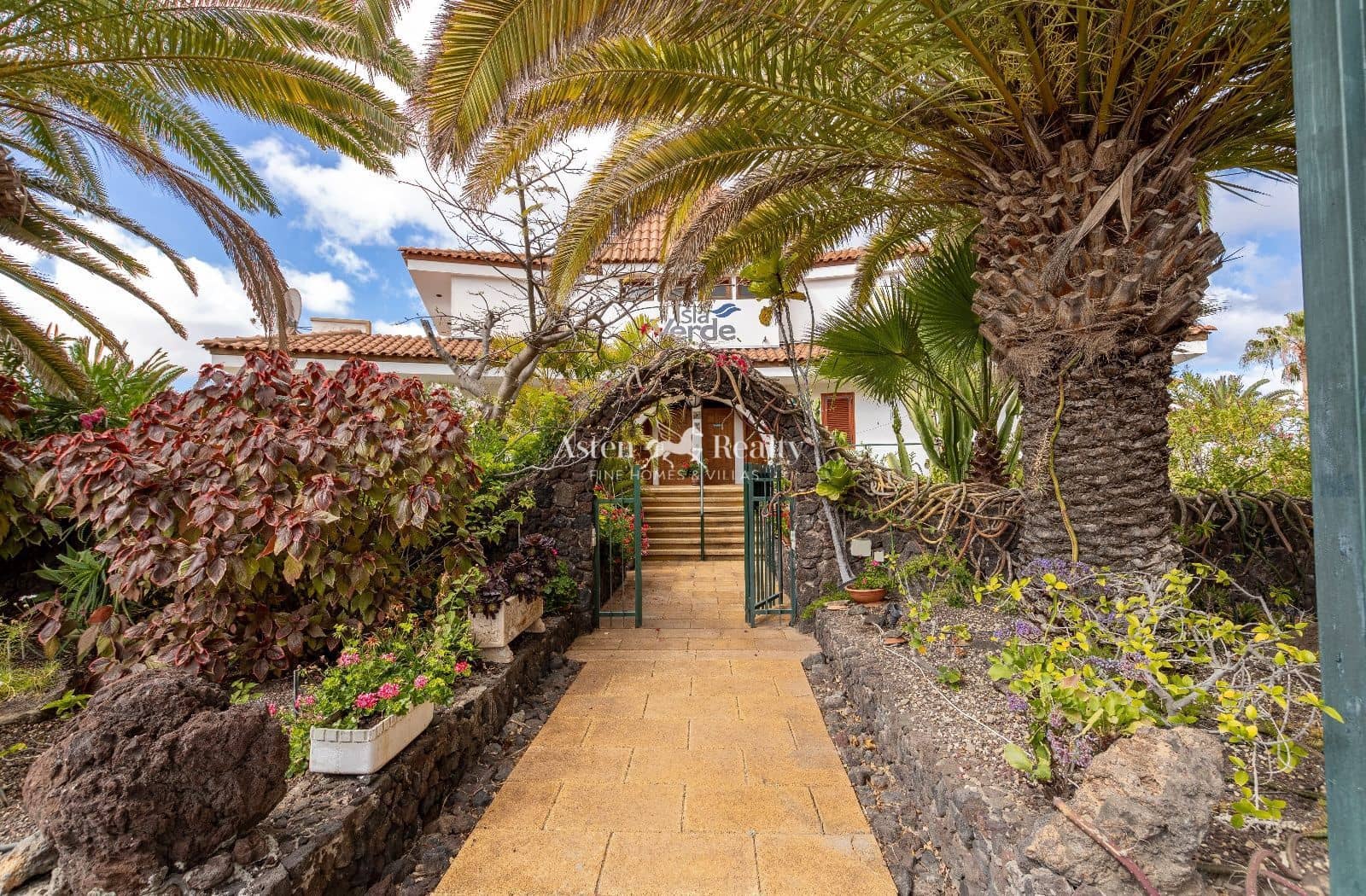 27 bedroom Restaurant/Bar for sale in Chayofa with garage - € 3,500,000 (Ref: 9432743)