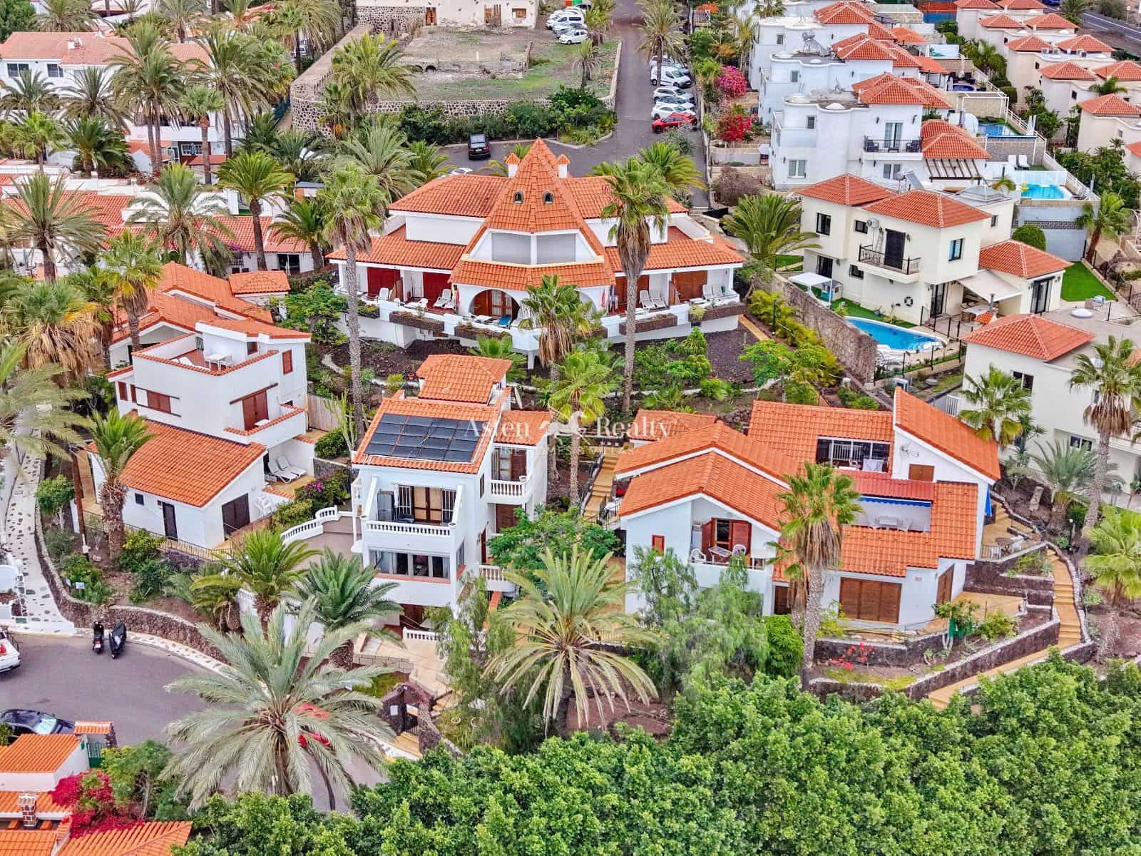 27 bedroom Restaurant/Bar for sale in Chayofa with garage - € 3,500,000 (Ref: 9432743)