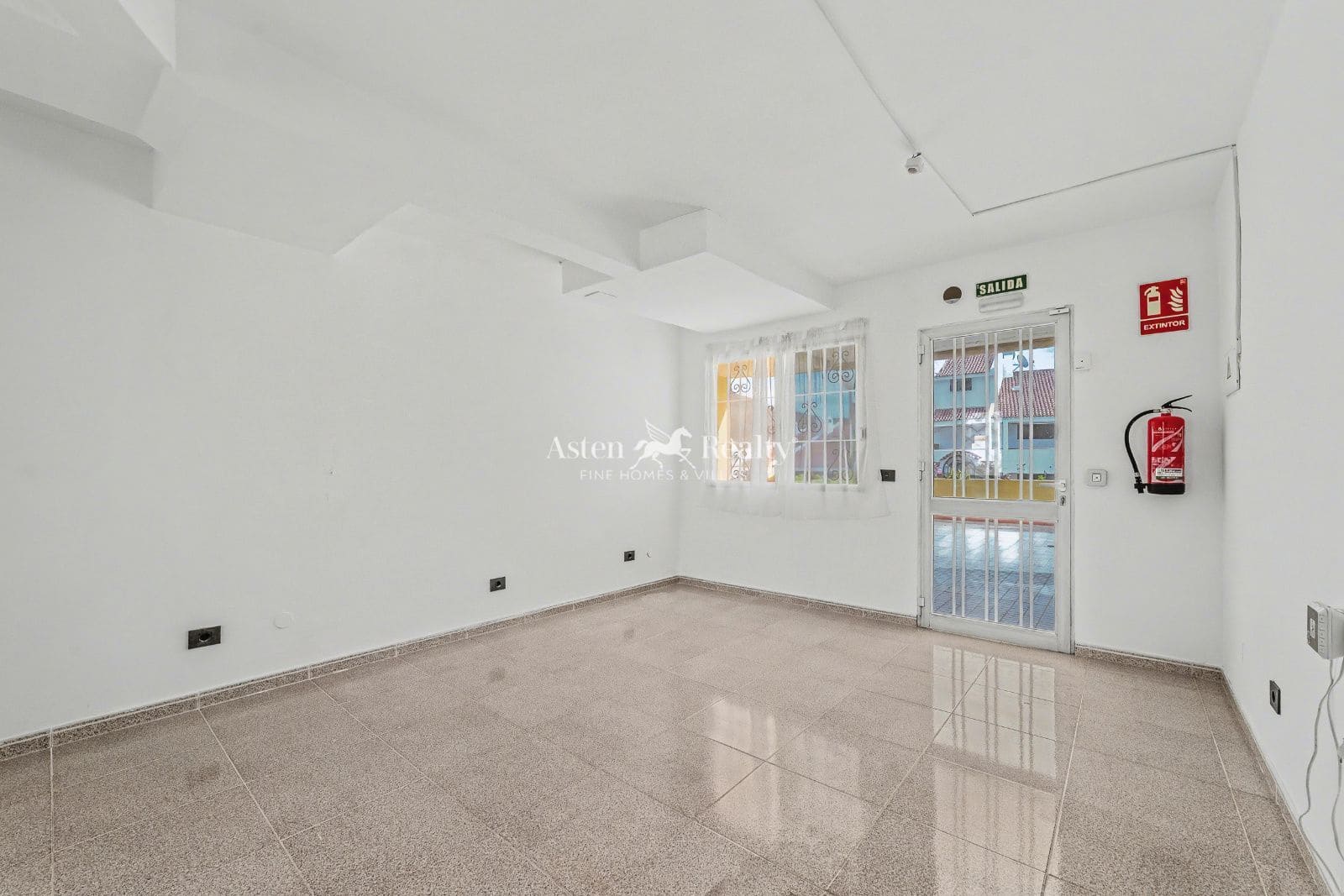 Bedrijf te koop in Los Cristianos - € 280.000 (Ref: 9447297)