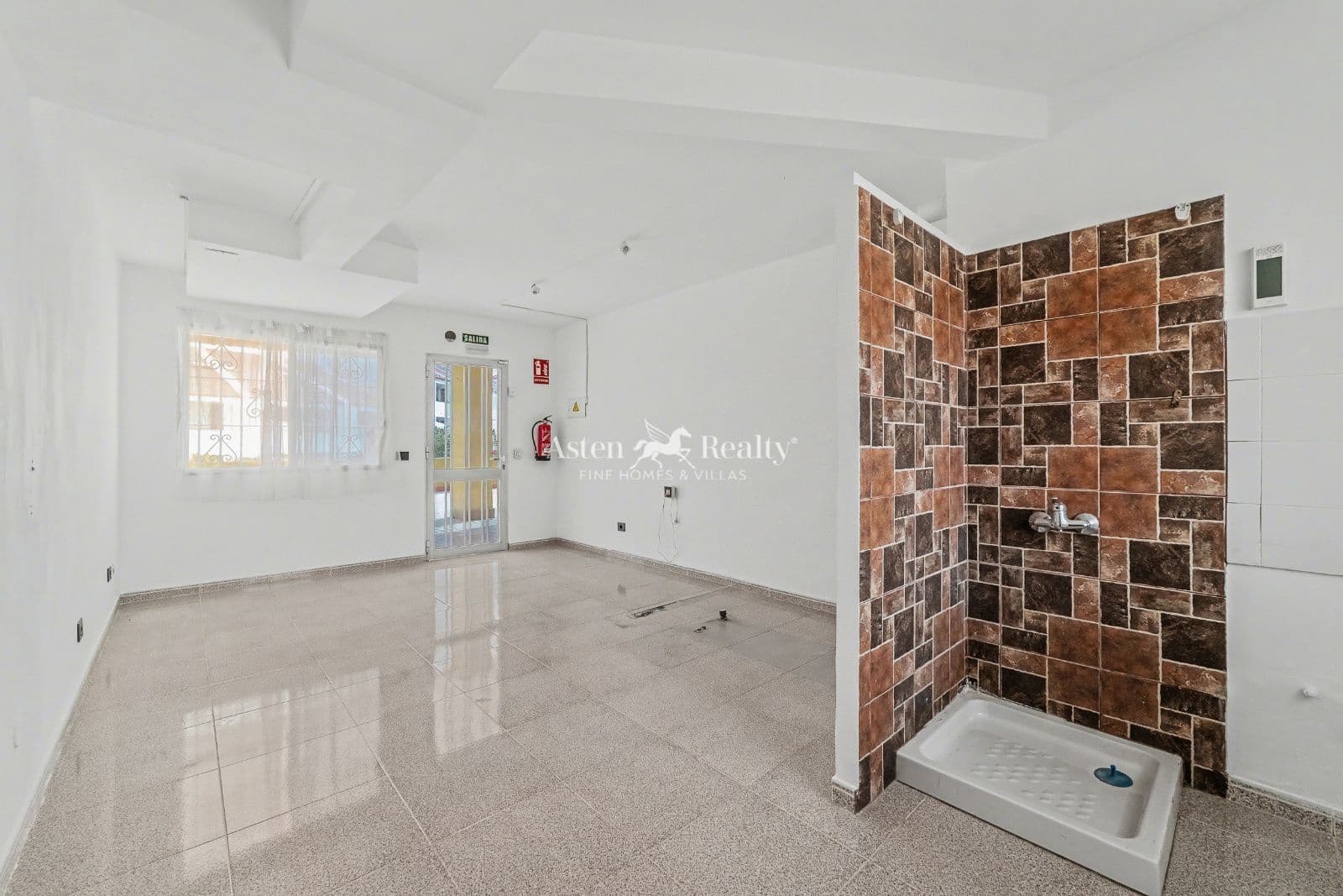 Bedrijf te koop in Los Cristianos - € 280.000 (Ref: 9447297)