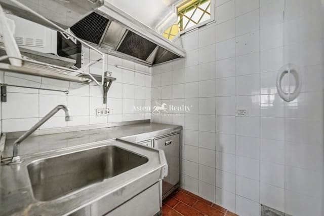 Bedrijf te koop in Los Cristianos, Arona - € 280.000 (Ref: 9447297)