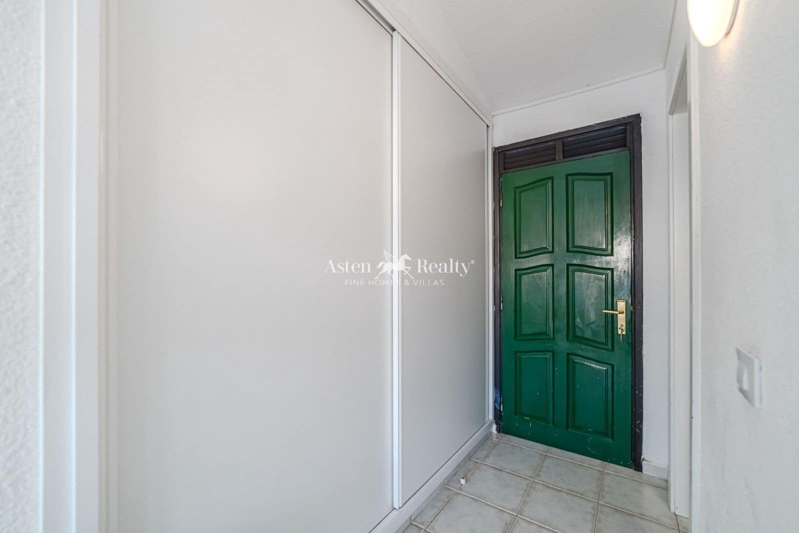 Flat te koop in Playa de las Americas - € 200.000 (Ref: 9450911)