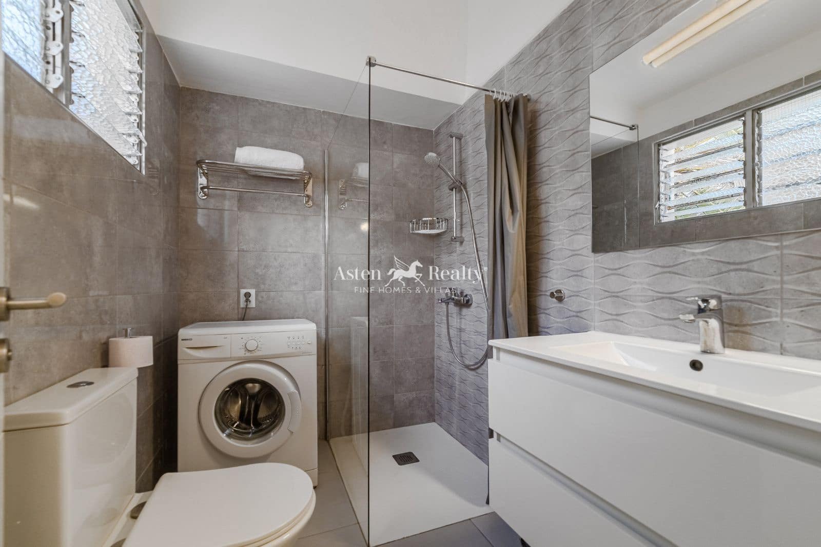 Flat te koop in Playa de las Americas - € 200.000 (Ref: 9450911)