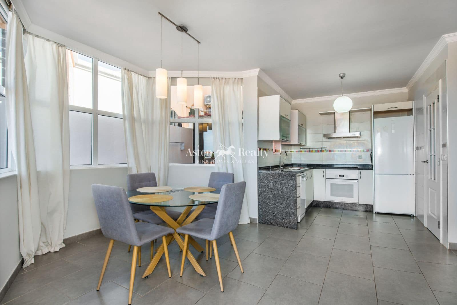 2 soveværelse Byhus til salg i Costa Adeje med swimmingpool - € 499.000 (Ref: 9451517)