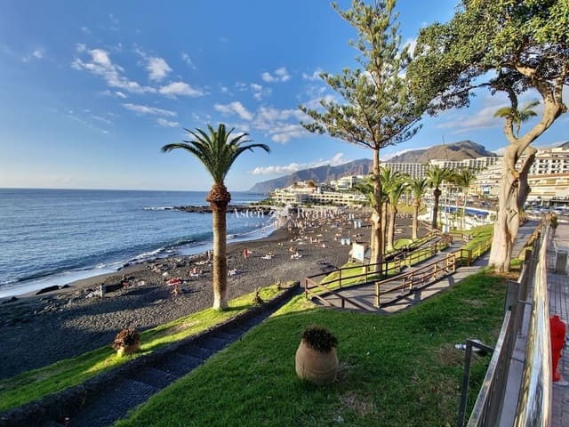 Bar/Restaurante de 12 habitaciones en Puerto Santiago, Santiago del Teide en venta - 1.195.000 € (Ref: 9459498)