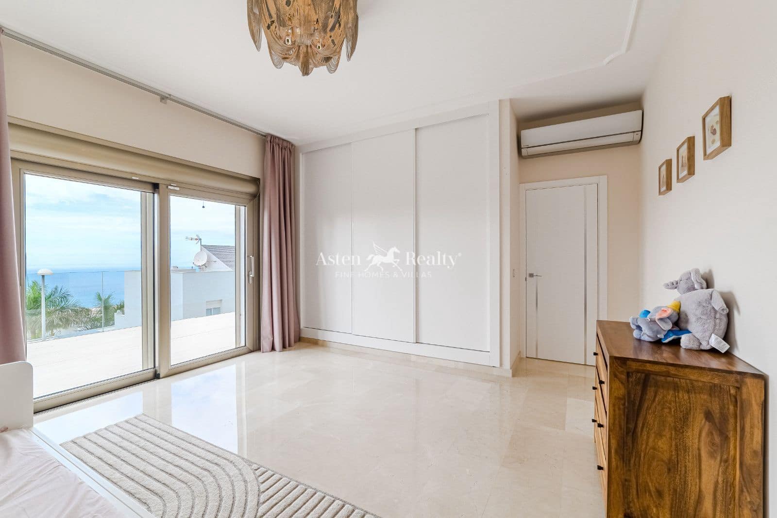 5 bedroom Townhouse for sale in Torviscas with pool garage - € 2,300,000 (Ref: 9462834)