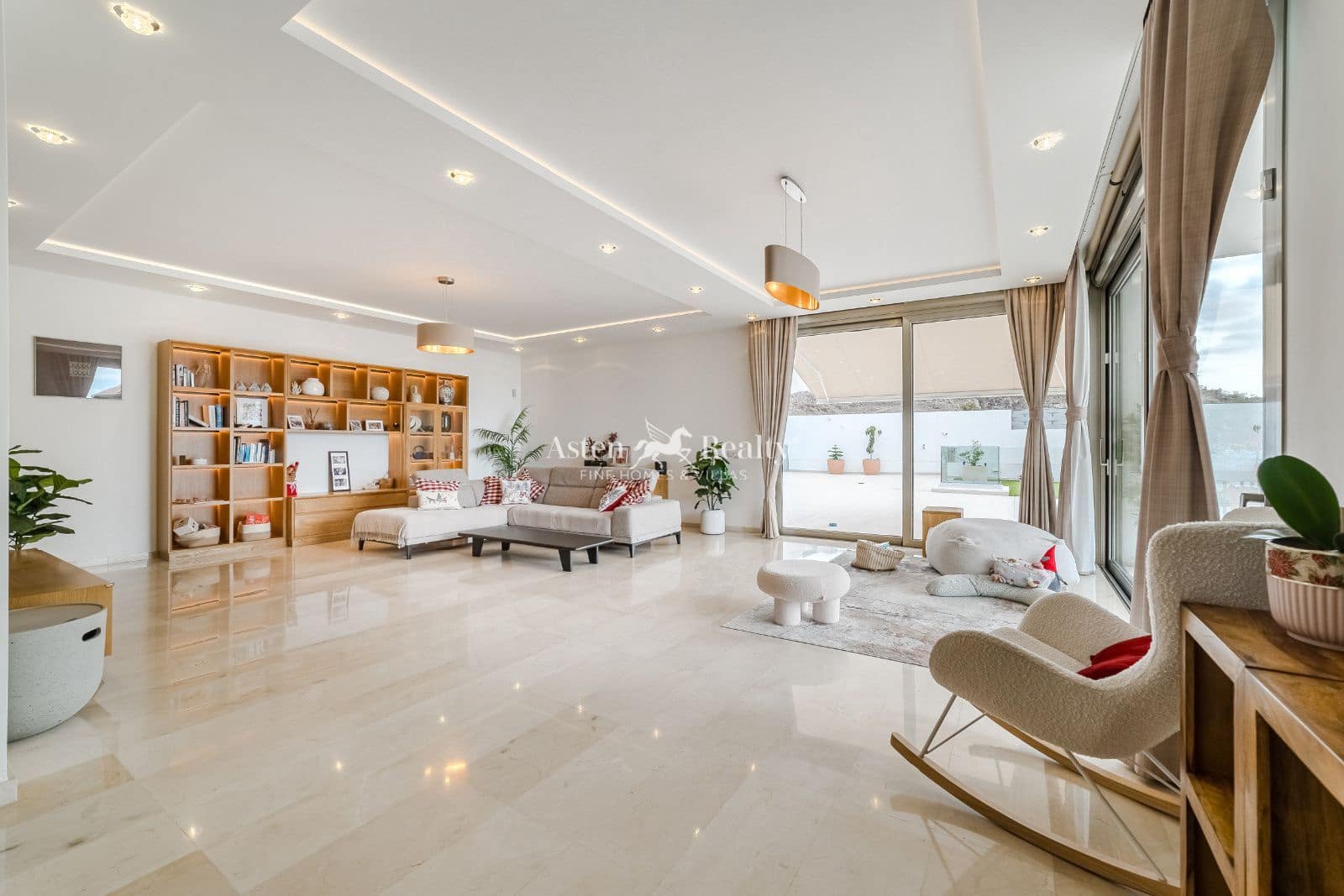 5 bedroom Townhouse for sale in Torviscas with pool garage - € 2,300,000 (Ref: 9462834)