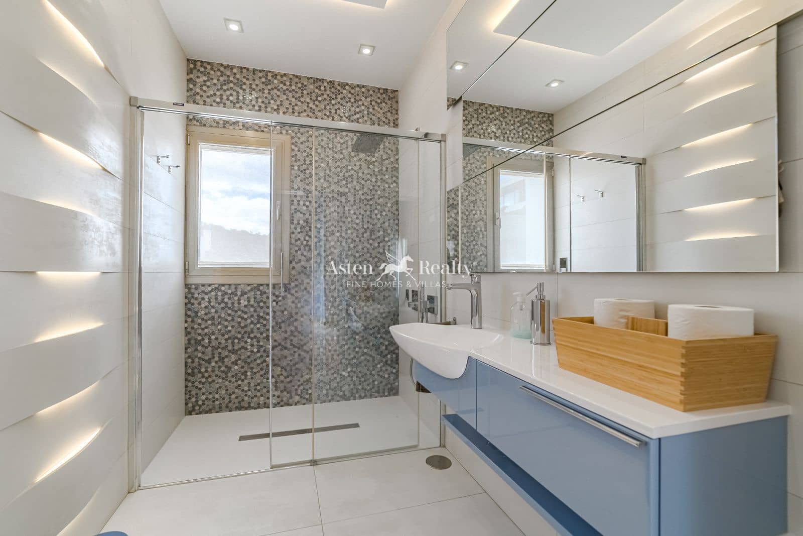 5 bedroom Townhouse for sale in Torviscas with pool garage - € 2,300,000 (Ref: 9462834)