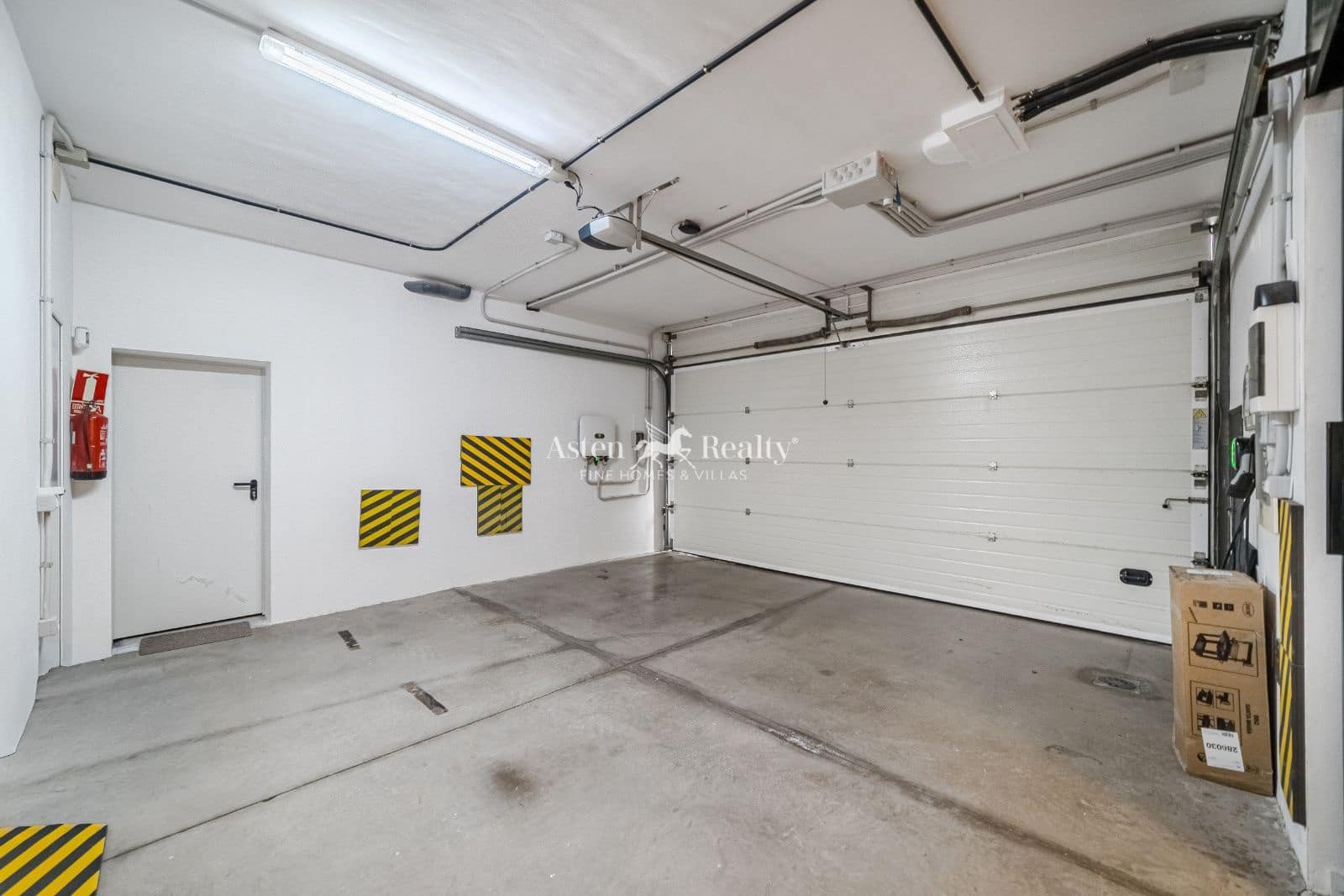 5 bedroom Townhouse for sale in Torviscas with pool garage - € 2,300,000 (Ref: 9462834)