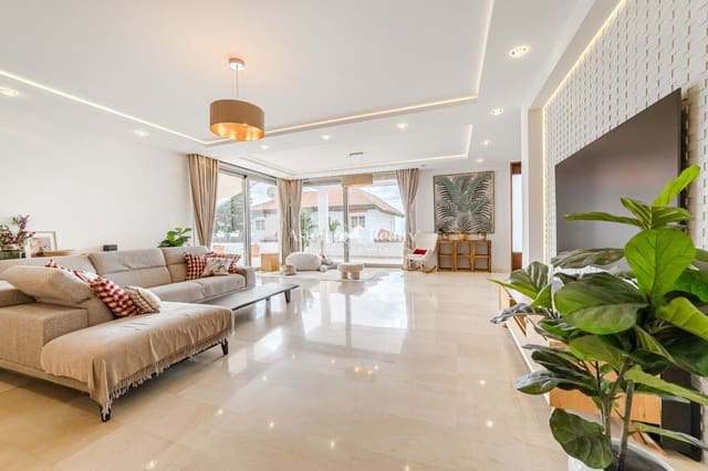 5 bedroom Townhouse for sale in Torviscas, Adeje with pool garage - € 2,300,000 (Ref: 9462834)