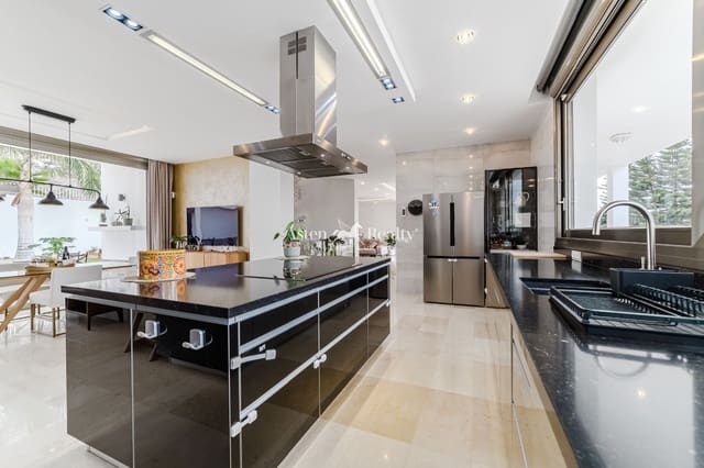 5 bedroom Townhouse for sale in Torviscas, Adeje with pool garage - € 2,300,000 (Ref: 9462834)
