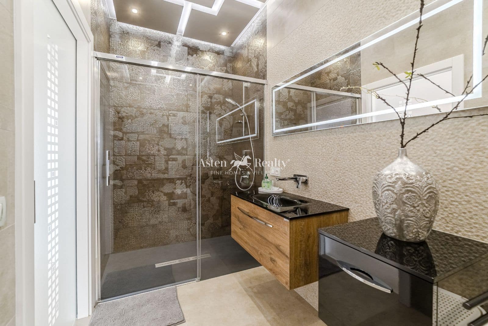 5 bedroom Townhouse for sale in Torviscas with pool garage - € 2,300,000 (Ref: 9462834)