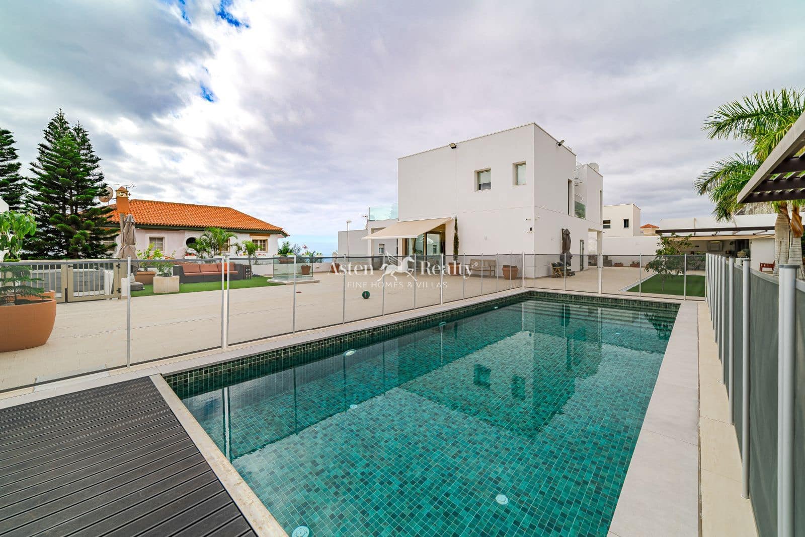 5 bedroom Townhouse for sale in Torviscas with pool garage - € 2,300,000 (Ref: 9462834)