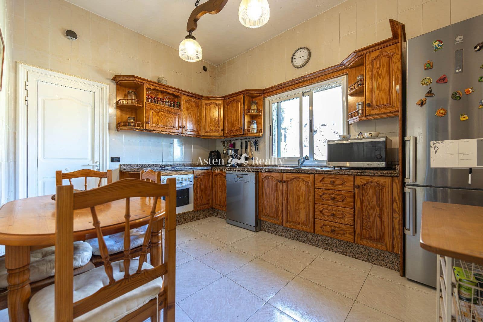 3 bedroom Bungalow for sale in Candelaria with garage - € 490,000 (Ref: 9468836)