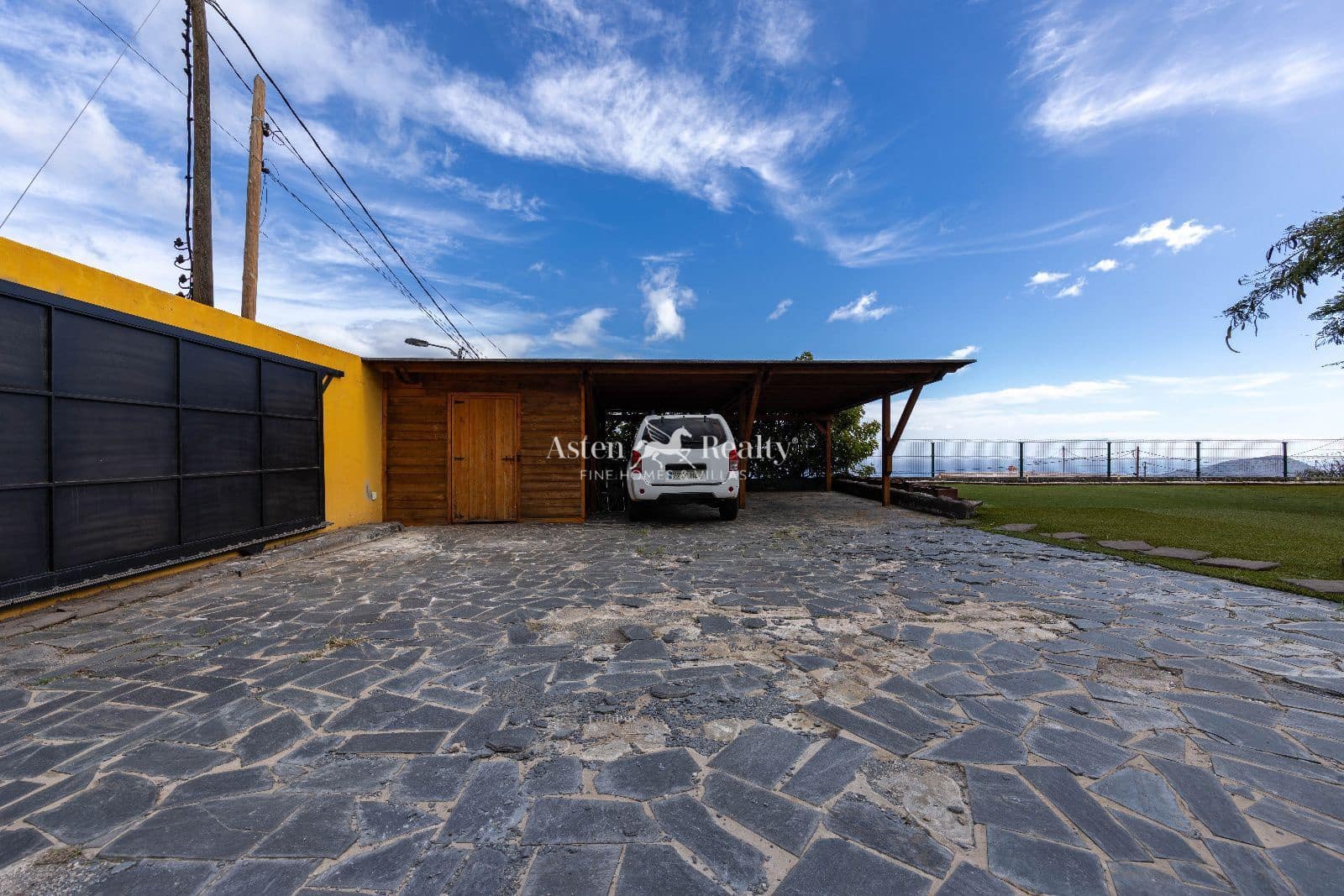 3 bedroom Bungalow for sale in Candelaria with garage - € 490,000 (Ref: 9468836)