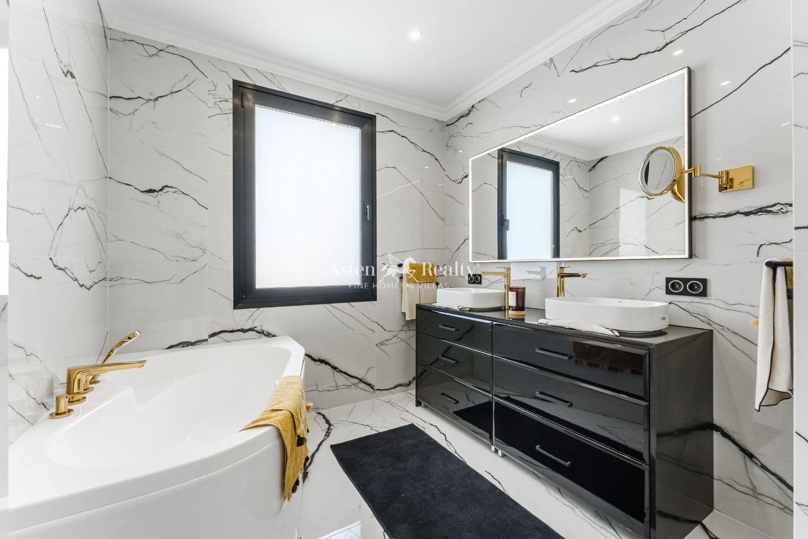 4 makuuhuone Omakotitalo myytävänä paikassa Costa Adeje mukana uima-altaan 
autotalli - 2 600 000 € (Ref: 9474544)