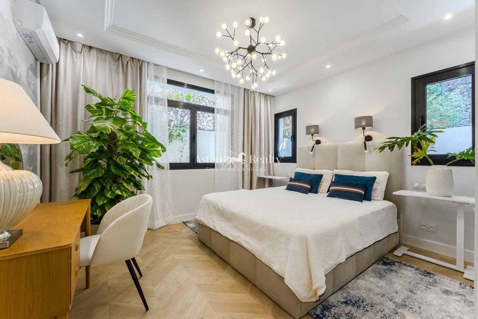 4 makuuhuone Omakotitalo myytävänä paikassa Costa Adeje mukana uima-altaan 
autotalli - 2 600 000 € (Ref: 9474544)