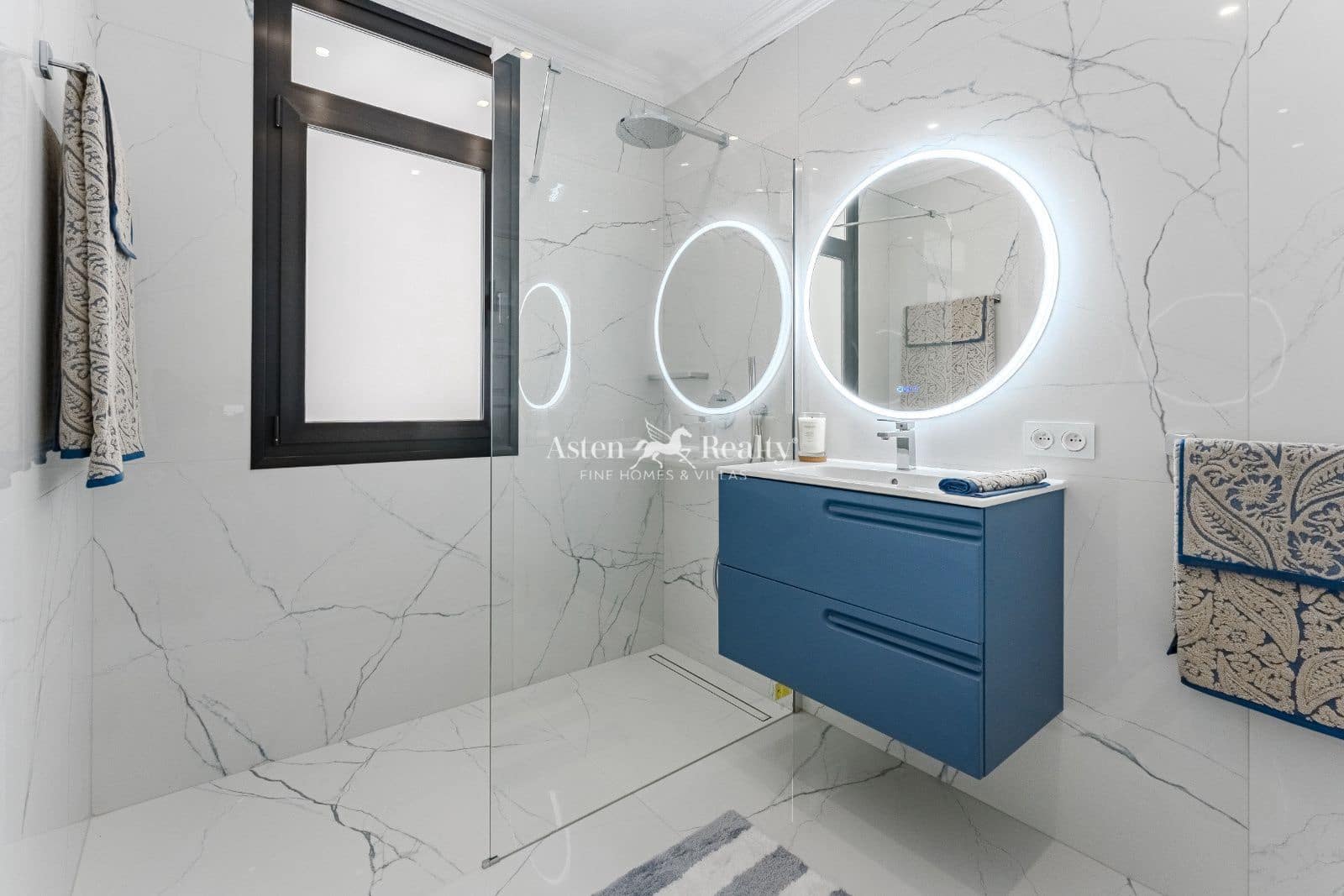 4 makuuhuone Omakotitalo myytävänä paikassa Costa Adeje mukana uima-altaan 
autotalli - 2 600 000 € (Ref: 9474544)