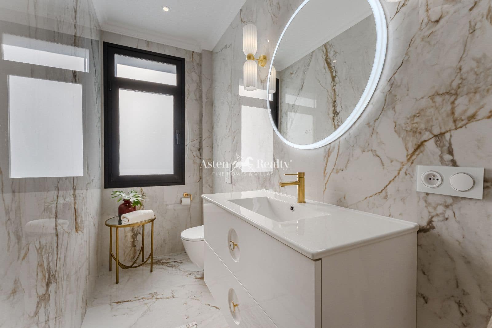 4 makuuhuone Omakotitalo myytävänä paikassa Costa Adeje mukana uima-altaan 
autotalli - 2 600 000 € (Ref: 9474544)