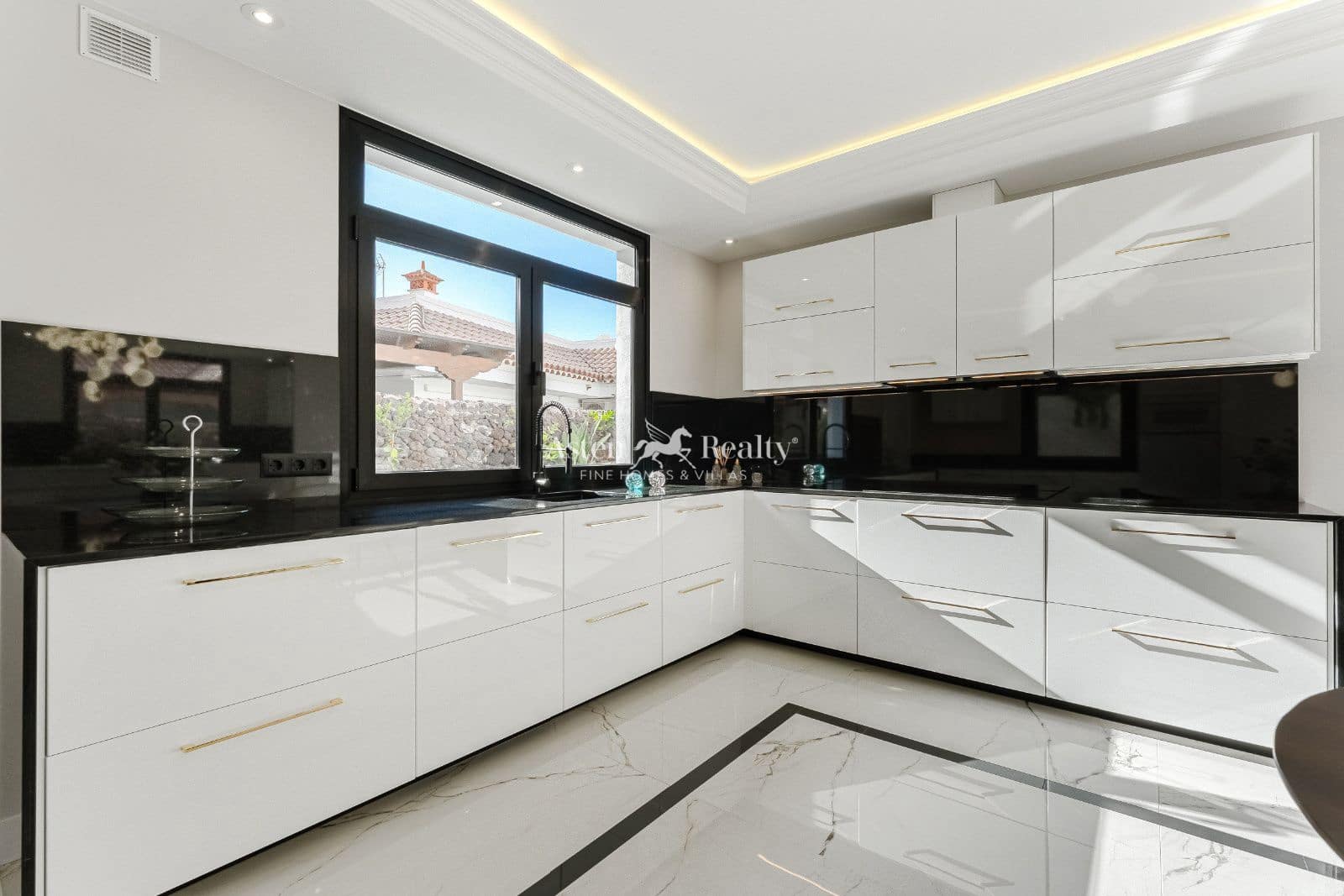 4 makuuhuone Omakotitalo myytävänä paikassa Costa Adeje mukana uima-altaan 
autotalli - 2 600 000 € (Ref: 9474544)