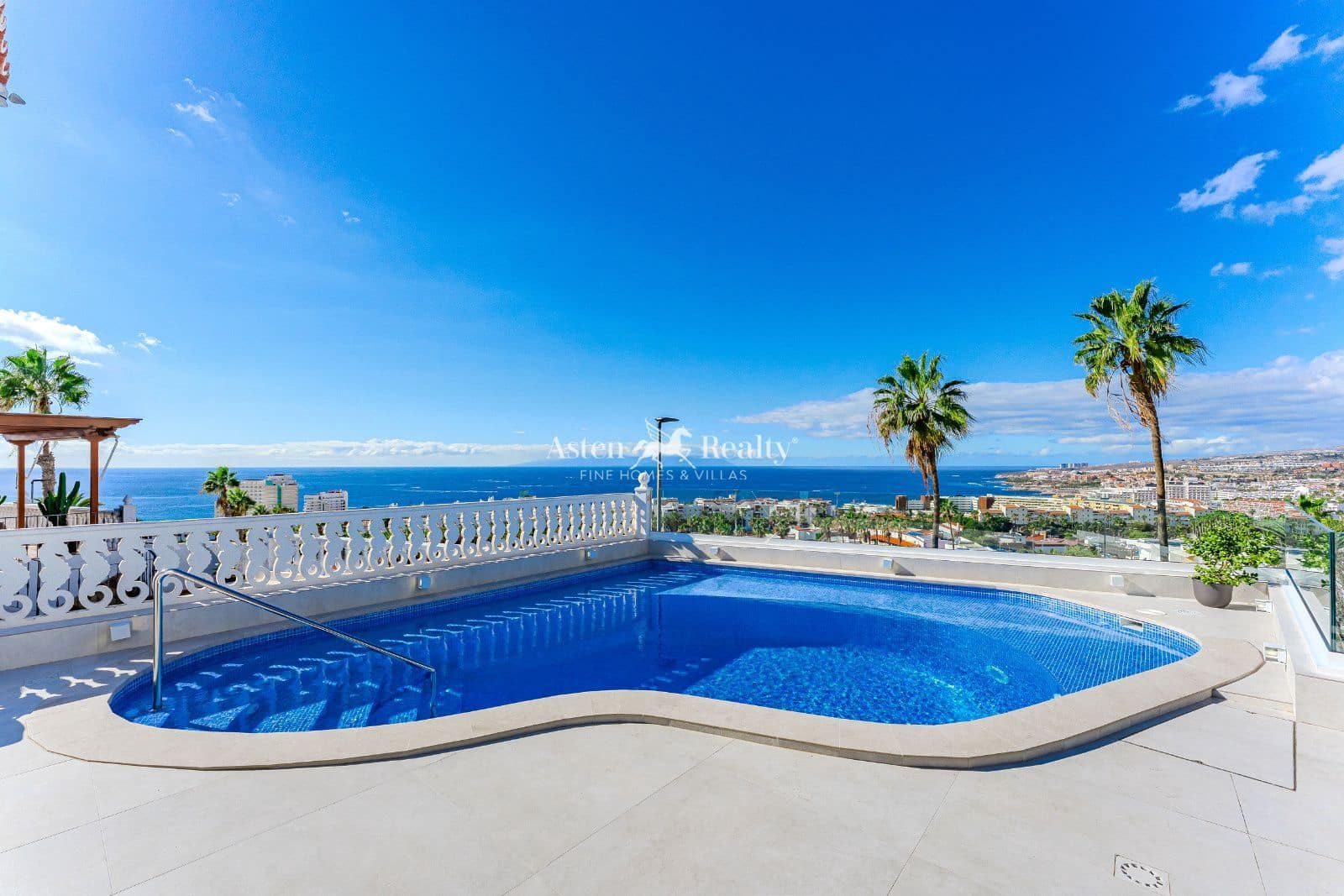 4 makuuhuone Omakotitalo myytävänä paikassa Costa Adeje mukana uima-altaan 
autotalli - 2 600 000 € (Ref: 9474544)