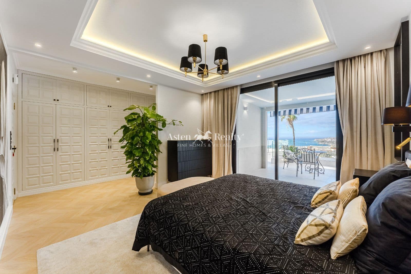 4 makuuhuone Omakotitalo myytävänä paikassa Costa Adeje mukana uima-altaan 
autotalli - 2 600 000 € (Ref: 9474544)