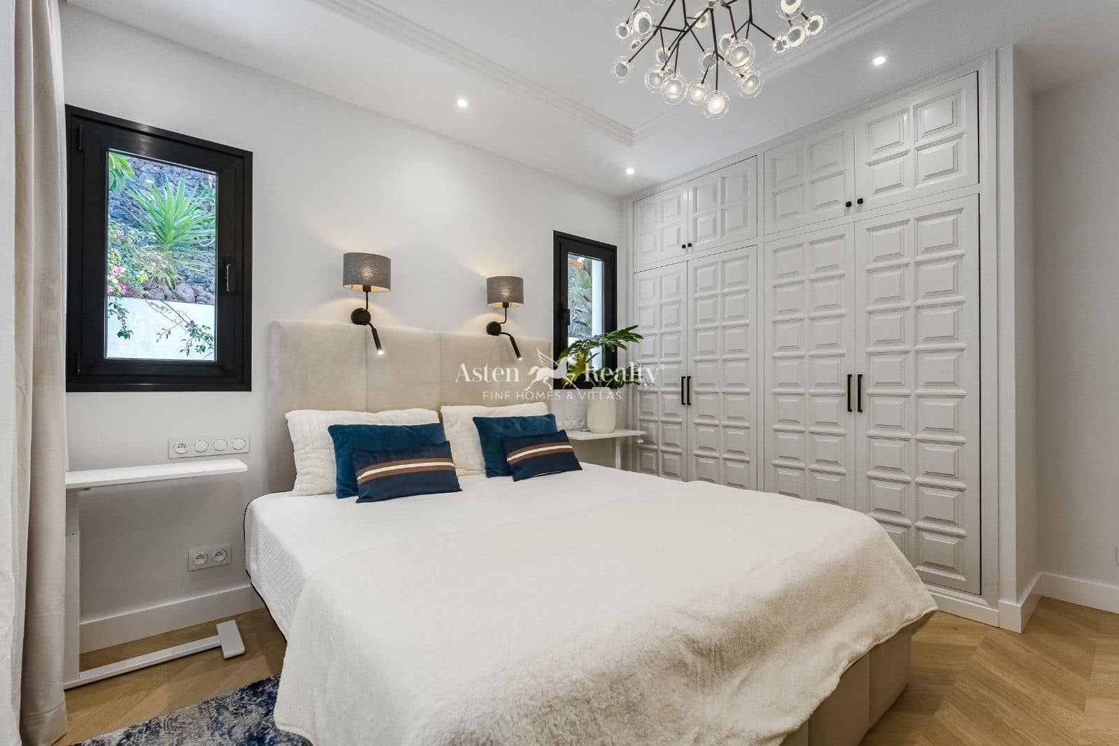 4 makuuhuone Omakotitalo myytävänä paikassa Costa Adeje mukana uima-altaan 
autotalli - 2 600 000 € (Ref: 9474544)