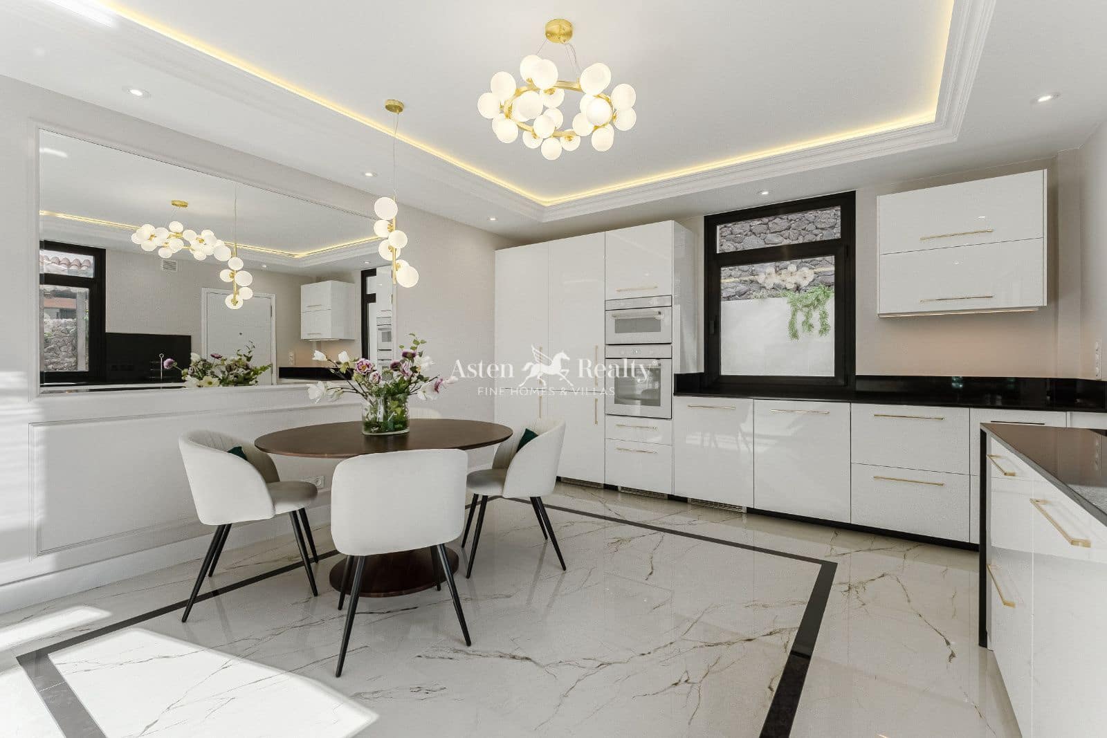 4 makuuhuone Omakotitalo myytävänä paikassa Costa Adeje mukana uima-altaan 
autotalli - 2 600 000 € (Ref: 9474544)