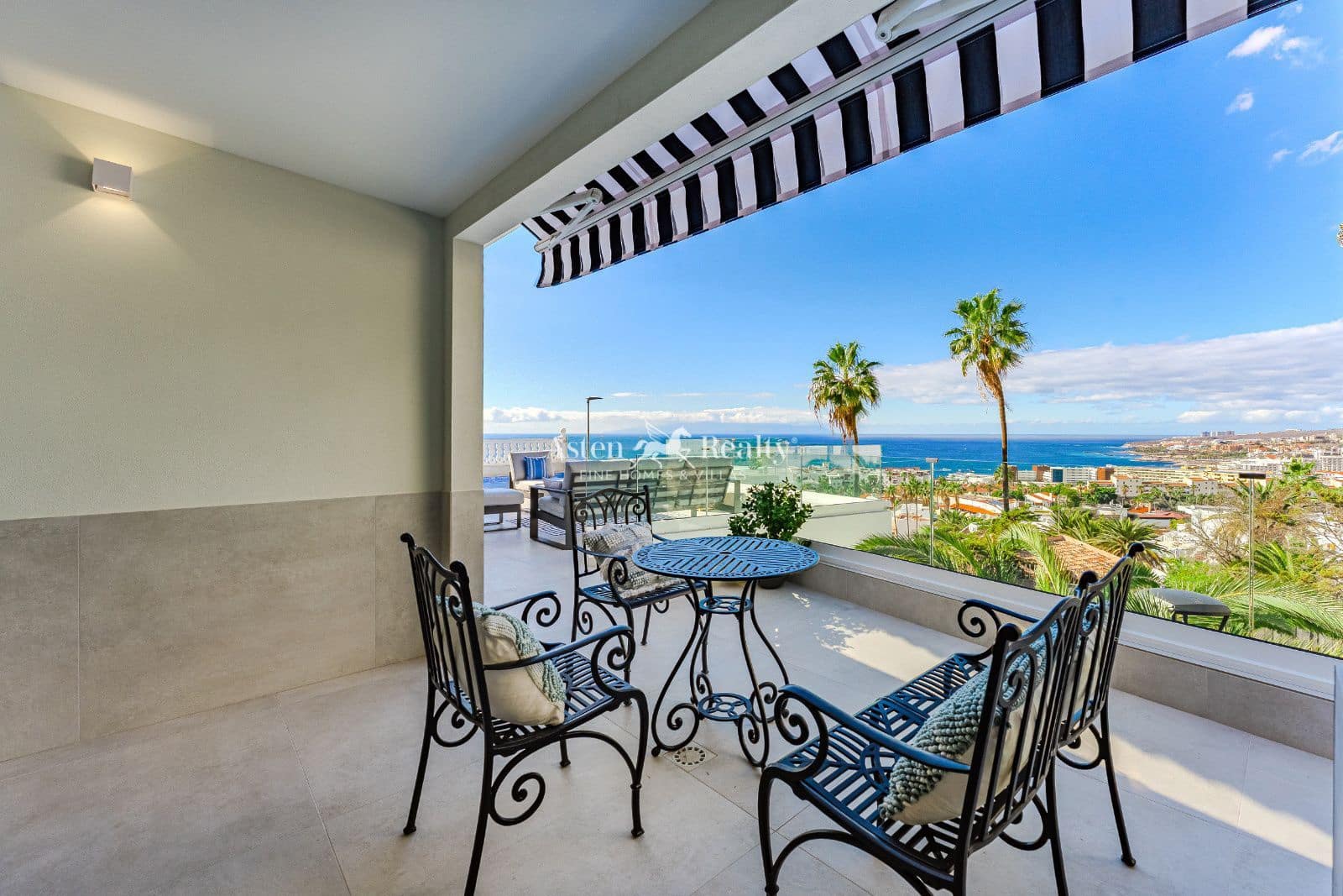 4 makuuhuone Omakotitalo myytävänä paikassa Costa Adeje mukana uima-altaan 
autotalli - 2 600 000 € (Ref: 9474544)