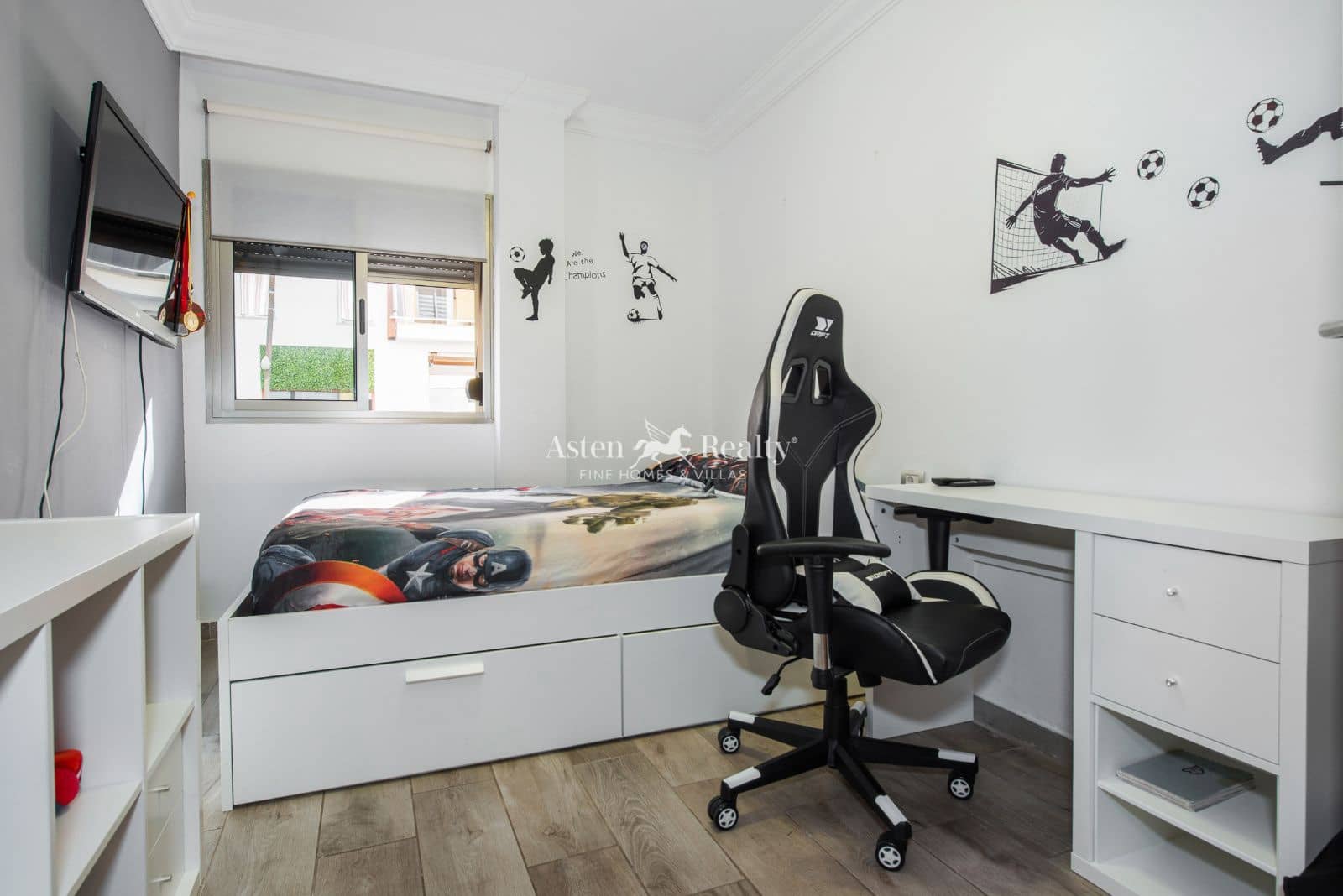 4 bedroom Flat for sale in Playa San Juan with garage - € 445,000 (Ref: 9500764)