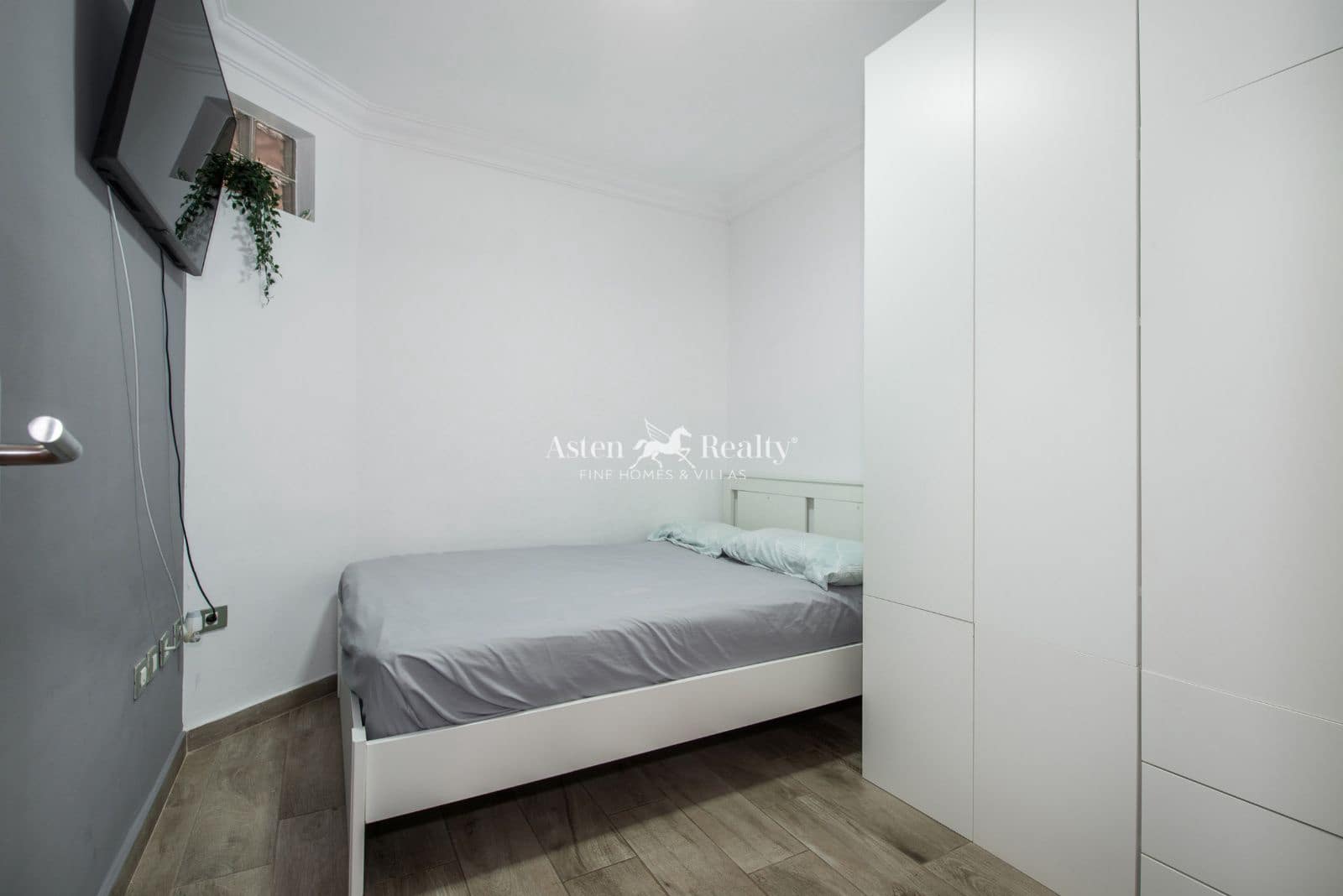 4 bedroom Flat for sale in Playa San Juan with garage - € 445,000 (Ref: 9500764)