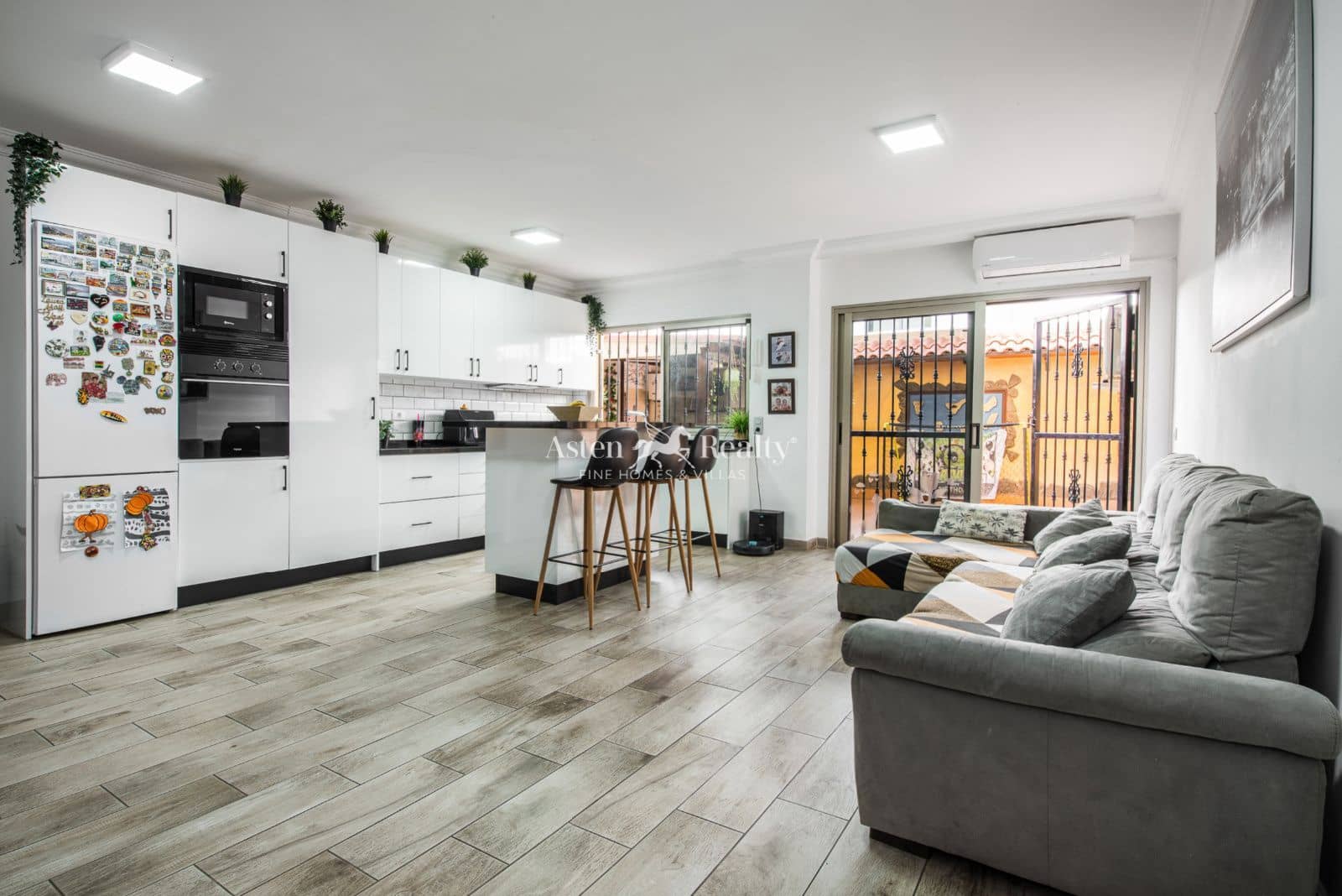 4 bedroom Flat for sale in Playa San Juan with garage - € 445,000 (Ref: 9500764)