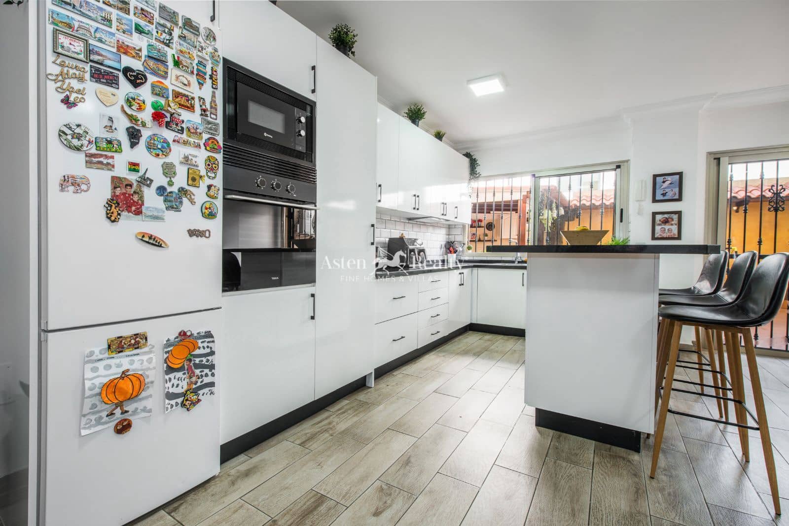 4 bedroom Flat for sale in Playa San Juan with garage - € 445,000 (Ref: 9500764)