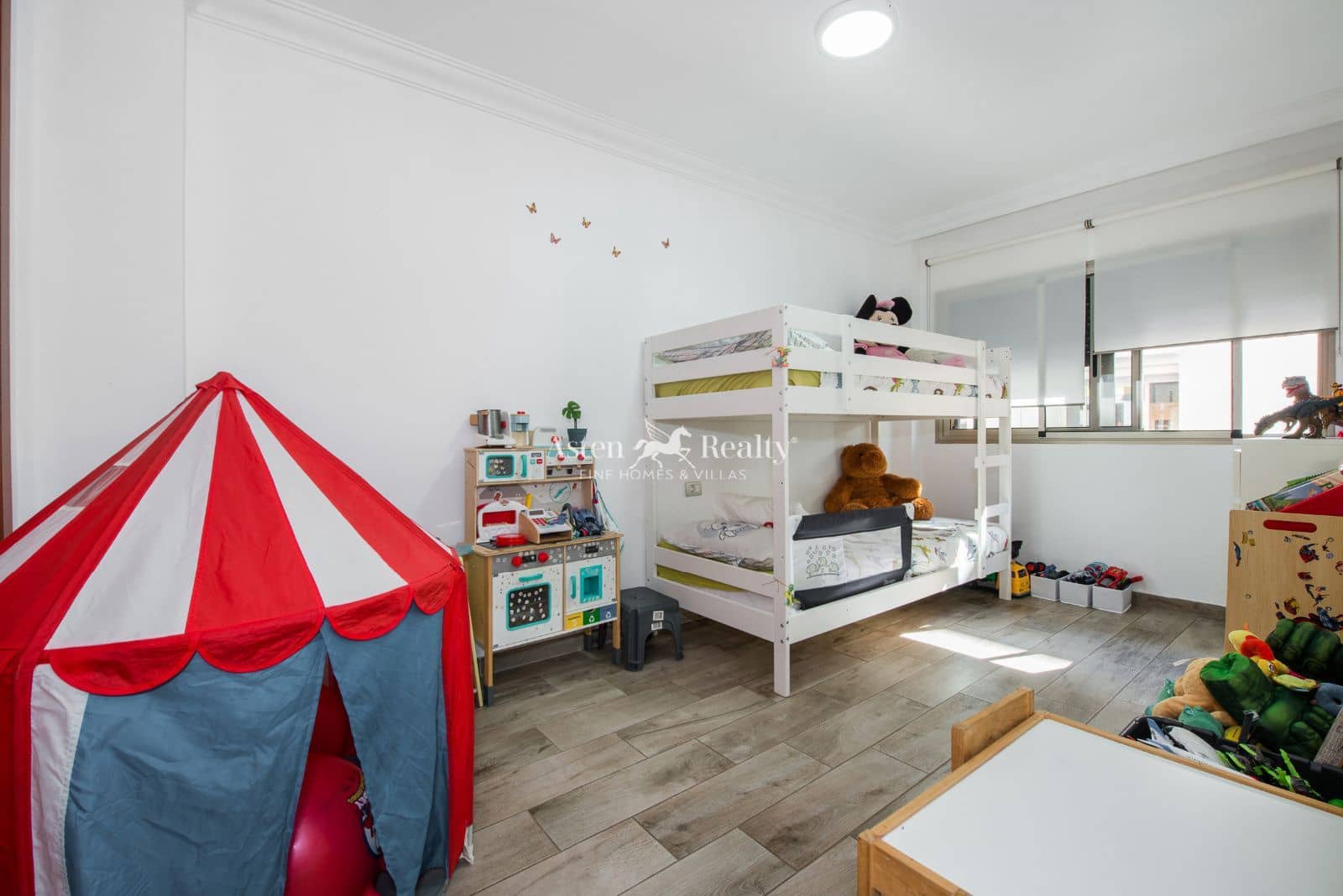 4 bedroom Flat for sale in Playa San Juan with garage - € 445,000 (Ref: 9500764)