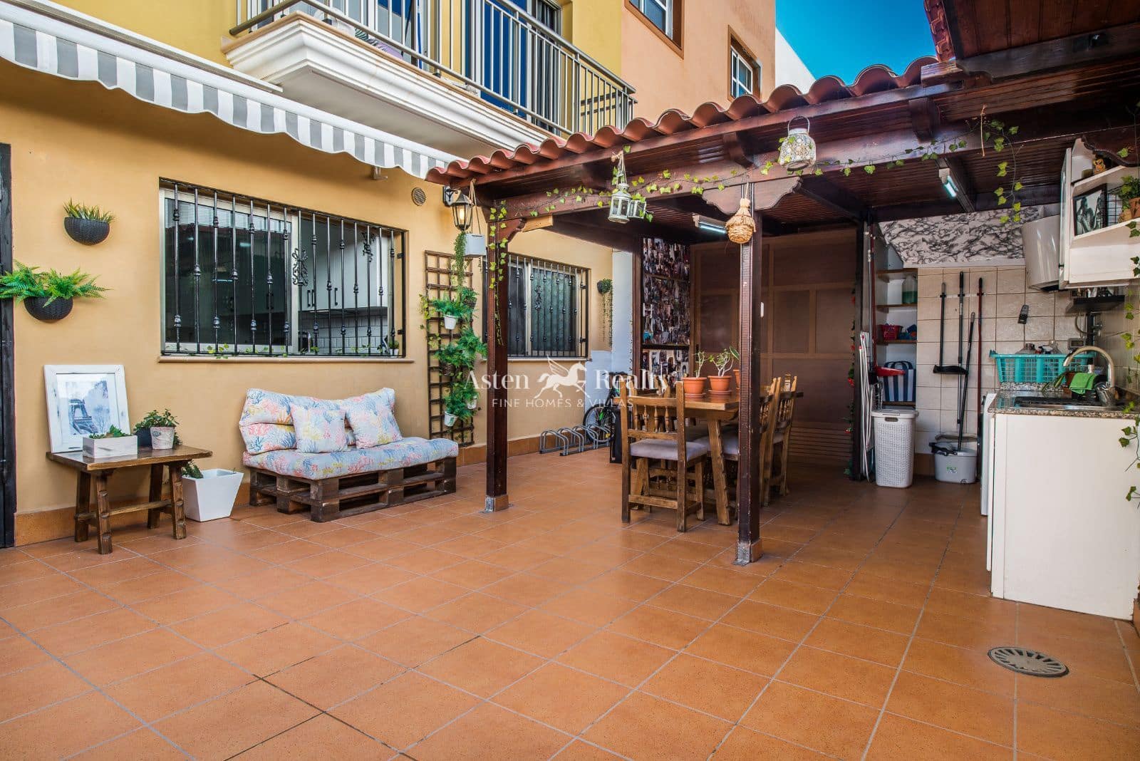 4 bedroom Flat for sale in Playa San Juan with garage - € 445,000 (Ref: 9500764)