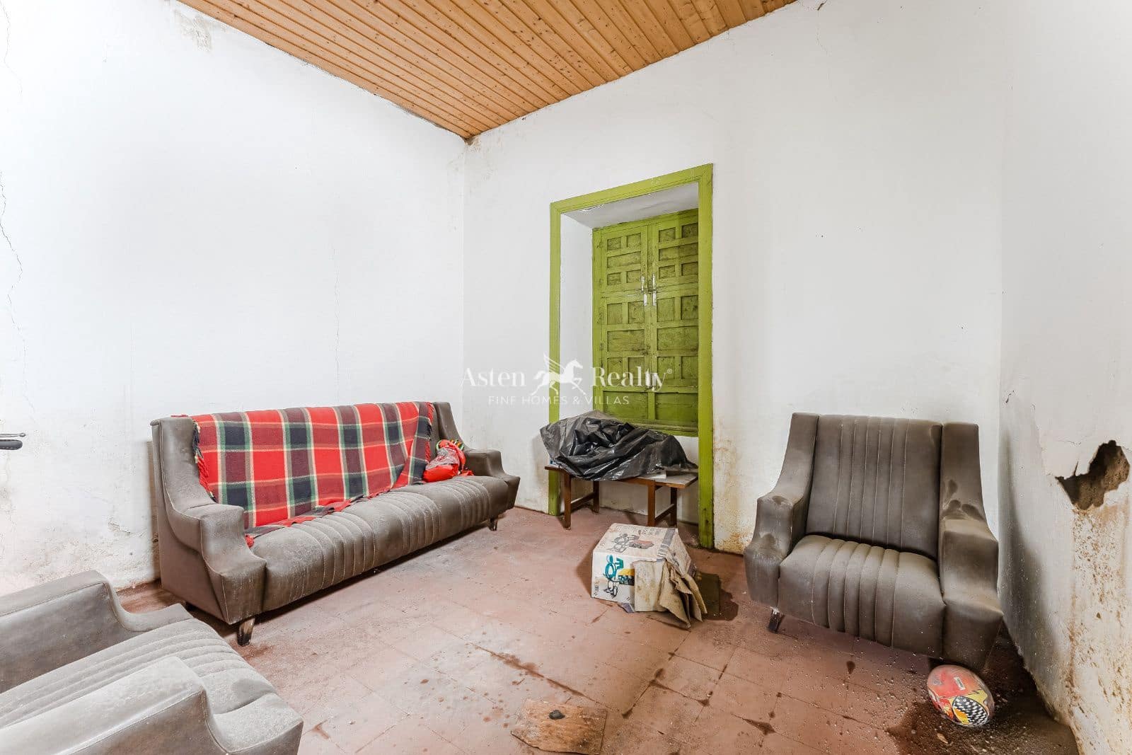 6 bedroom Villa for sale in Guia de Isora with garage - € 299,000 (Ref: 9500973)