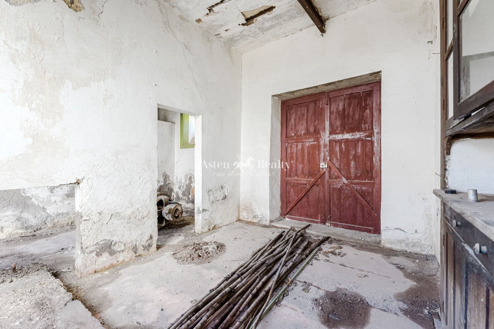 6 bedroom Villa for sale in Guia de Isora with garage - € 299,000 (Ref: 9500973)