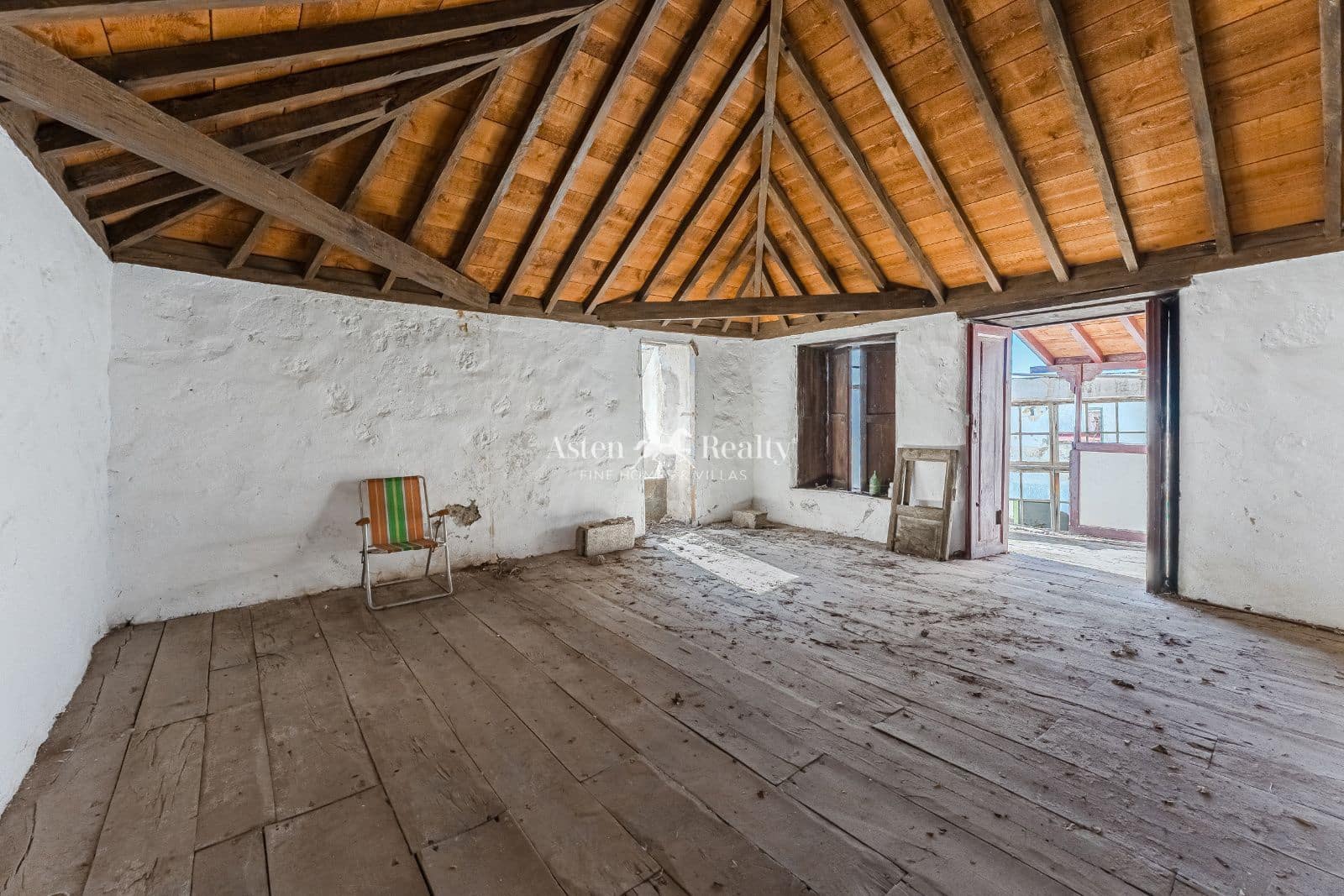 6 bedroom Villa for sale in Guia de Isora with garage - € 299,000 (Ref: 9500973)