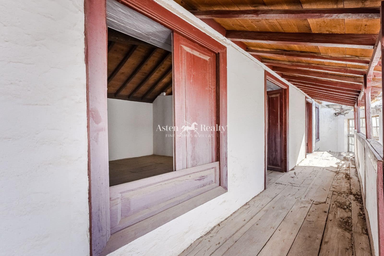 6 bedroom Villa for sale in Guia de Isora with garage - € 299,000 (Ref: 9500973)