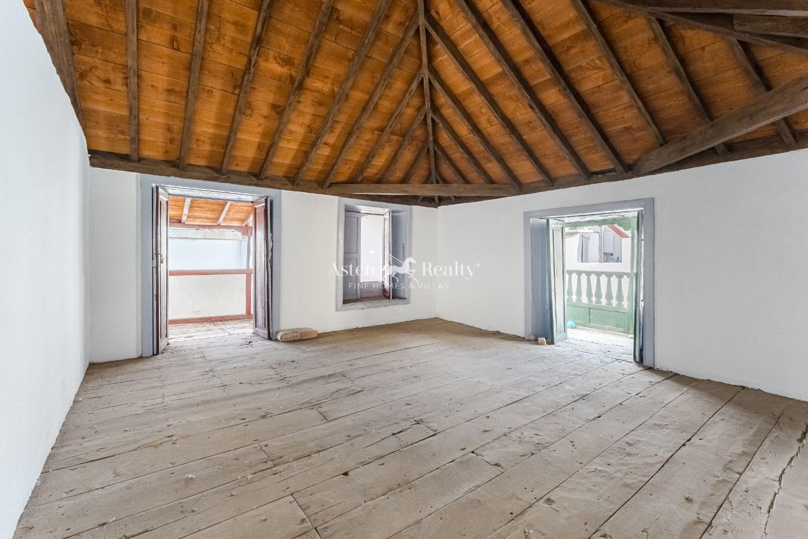 6 bedroom Villa for sale in Guia de Isora with garage - € 299,000 (Ref: 9500973)