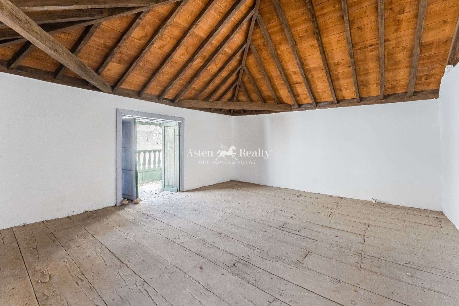 6 bedroom Villa for sale in Guia de Isora with garage - € 299,000 (Ref: 9500973)