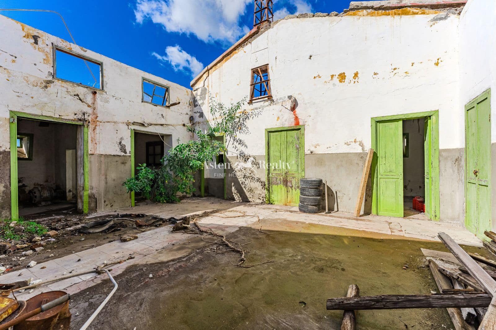 6 bedroom Villa for sale in Guia de Isora with garage - € 299,000 (Ref: 9500973)