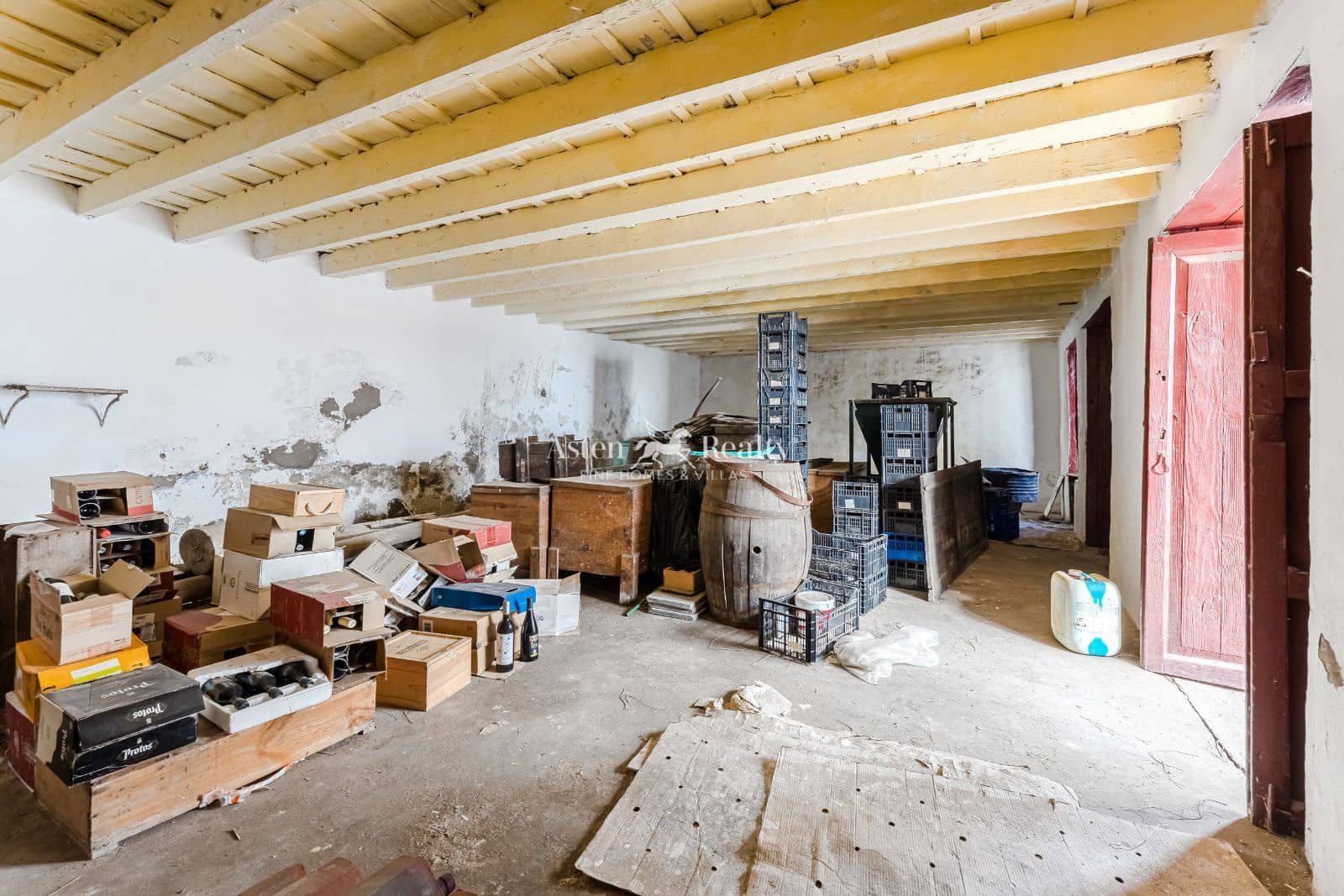 6 bedroom Villa for sale in Guia de Isora with garage - € 299,000 (Ref: 9500973)